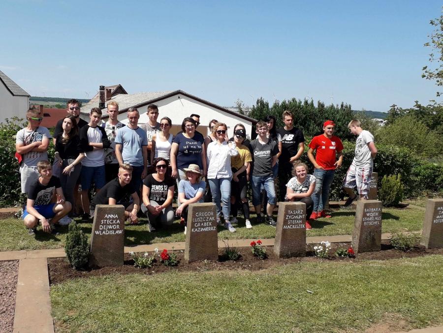Młodzież polska i niemiecka uporządkowała groby robotników przymusowych