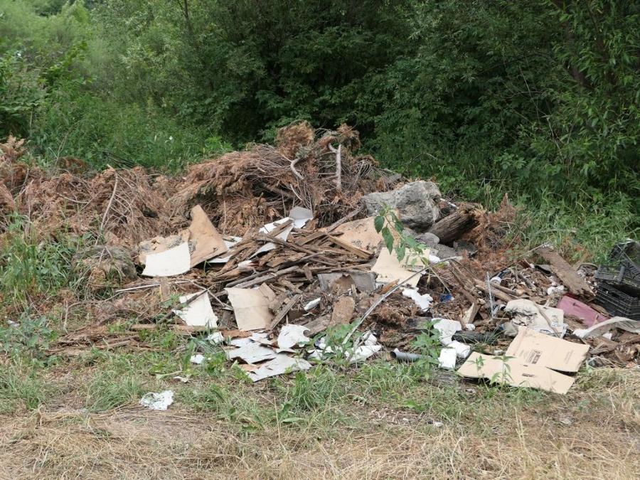 Juszczyn. Śmieci i gruzy nad Skawą