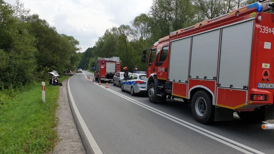 Zderzenie na drodze, motocyklista w szpitalu