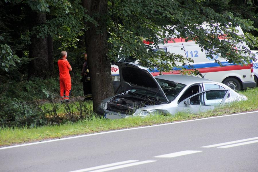 Zawoja. Skoda uderzyła w corsę, a potem w drzewo