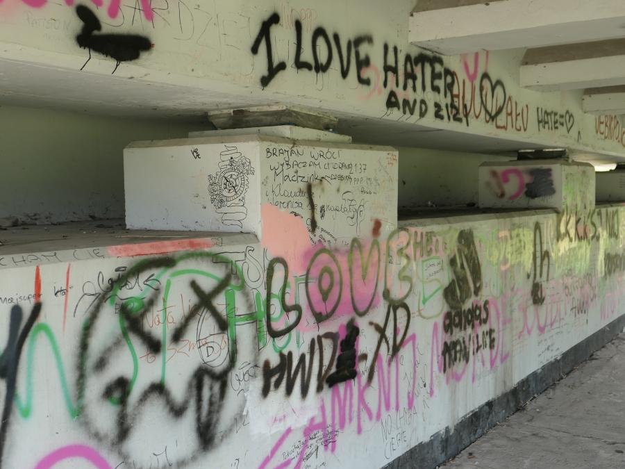 Graffiti pod mostem podoba się mieszkańcom?