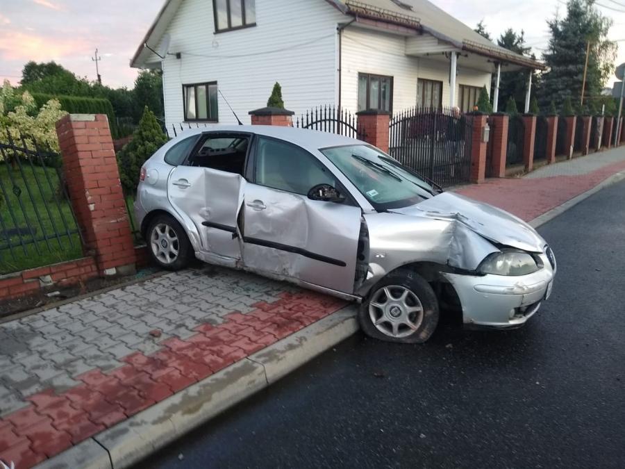 Białka. Straciła panowanie nad pojazdem i wjechała w ogrodzenia posesji.