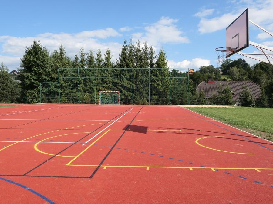 Koniec ery betonowych boisk