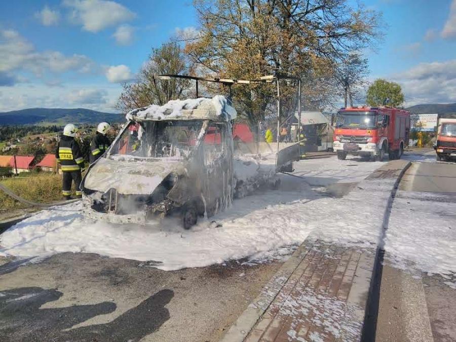 Pożar na drodze w Naprawie