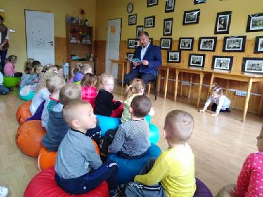Wójt czytał przedszkolakom