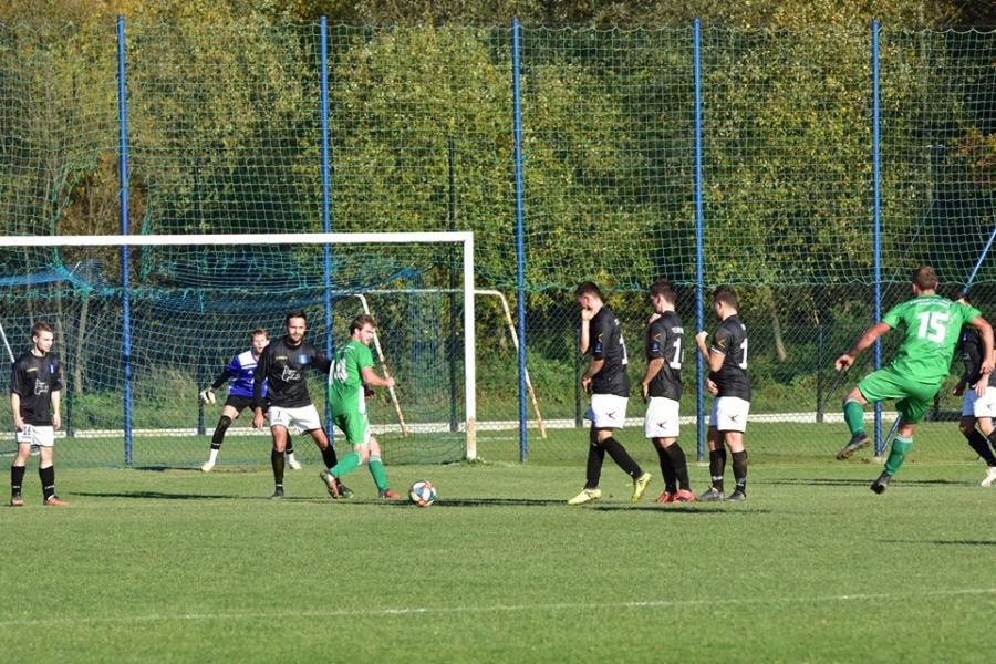 Piłkarski weekend: Trudne wyjazdy Strzelca i Lachów, Halniaka też, derby gminy Stryszawa z faworytem, Naroże podejmie mocną Wisłę
