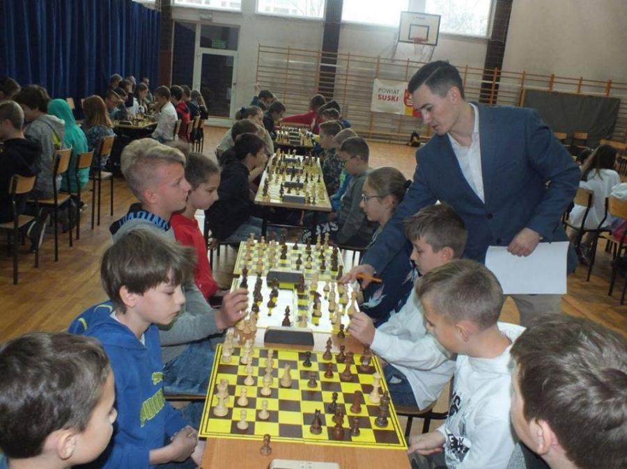 Uczniowie z SP1 Sucha Beskidzka, ZSP Krzeszów i LO Sucha Beskidzka najlepsi w drużynowych szachach