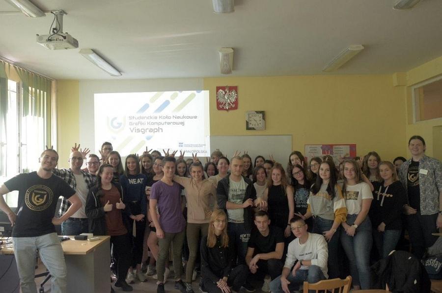 Uwaga na technologie  – studenci Politechniki Krakowskiej zdradzają uczniom z Suchej Beskidzkiej tajniki multimediów