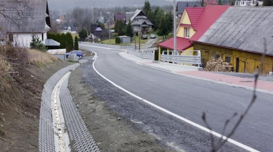 Nowiutki odcinek drogi połączył dwa podbabiogórskie powiaty