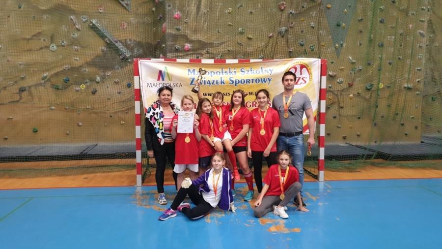 Dziewczynki z SP1 Sucha Beskidzka mistrzyniami województwa w halową piłkę nożną! Chłopcy z SP1 Stryszawa tuż za podium w Małopolsce!