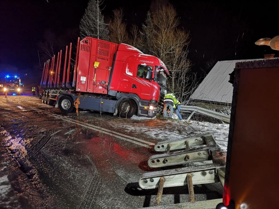 TIR-em wjechał w bariery