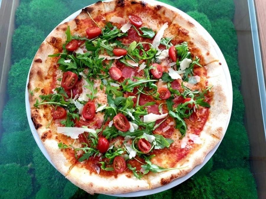Włoska pizza w Makowie Podhalańskim - serwowana w Restauracji  Kardamonn
