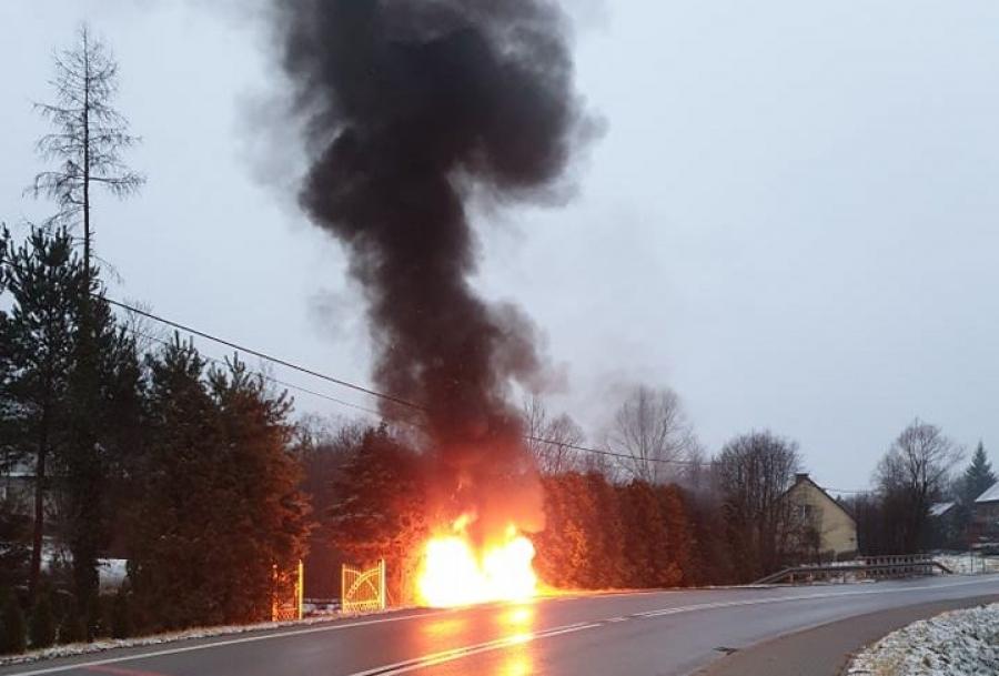 Auto wypadło z drogi i stanęło w płomieniach