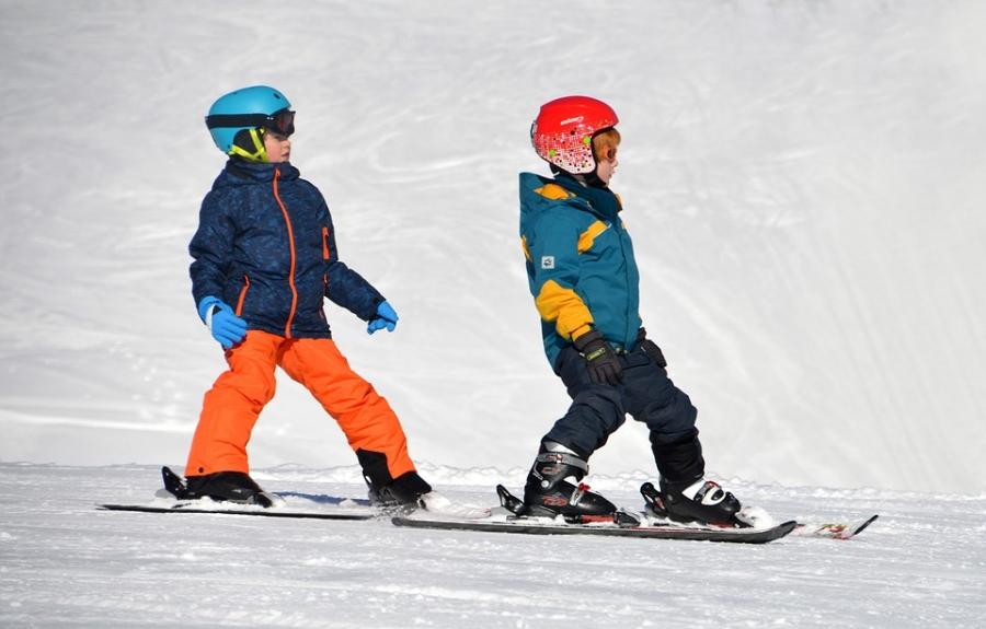 Kasa na zimowe sporty dla uczniów z dwu gmin