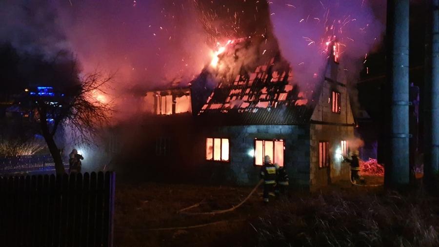 Tragiczny pożar. Ogień zajął budynek mieszkalny w Toporzysku [AKTUALIZACJA]