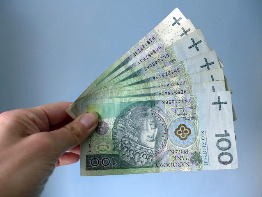 Rząd kończy z rozdawaniem pieniędzy. Co z 500 plus?