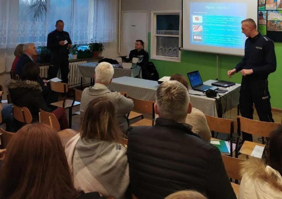 Rodzice i nauczyciele dowiedzieli się, jak wyglądają narkotyki
