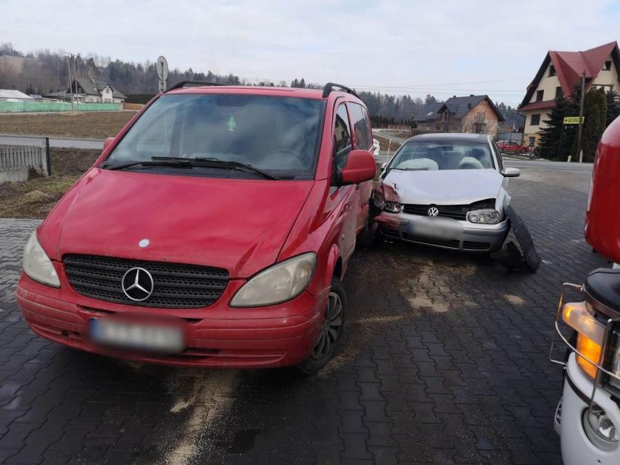 Wyprzedzał i zderzył się z innym autem