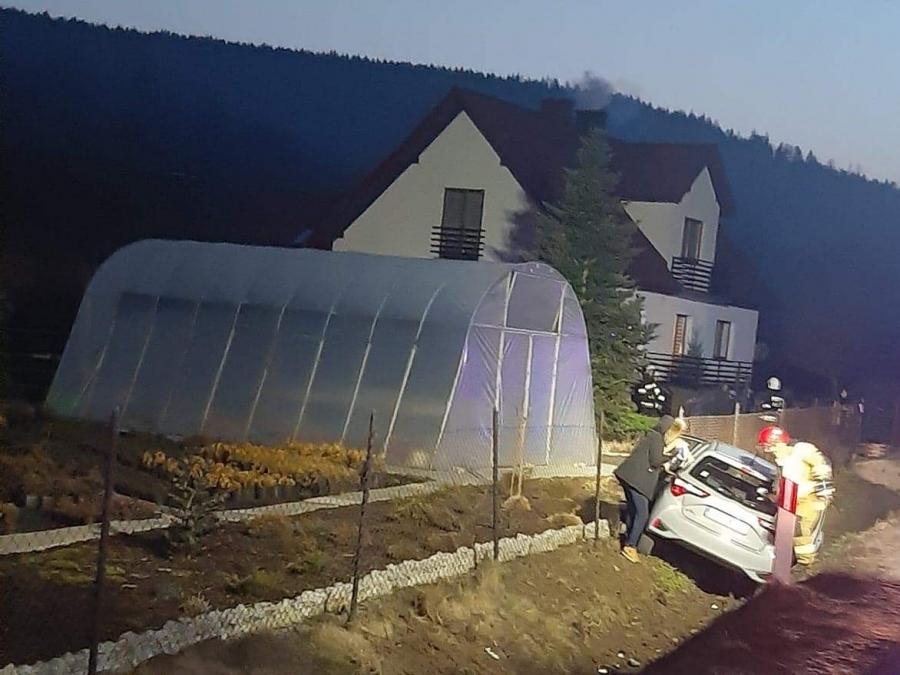 Osobówka w rowie, kierowca w szpitalu