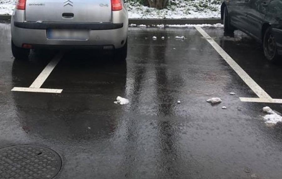Parkują tak, że blokują wyjazd
