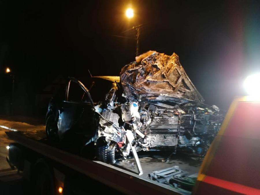 Po uderzeniu w drzewo zapaliło się auto. Kierowca był reanimowany [AKTUALIZACJA]