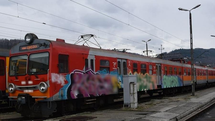 Przyjechali do Suchej i pomalowali pociąg...