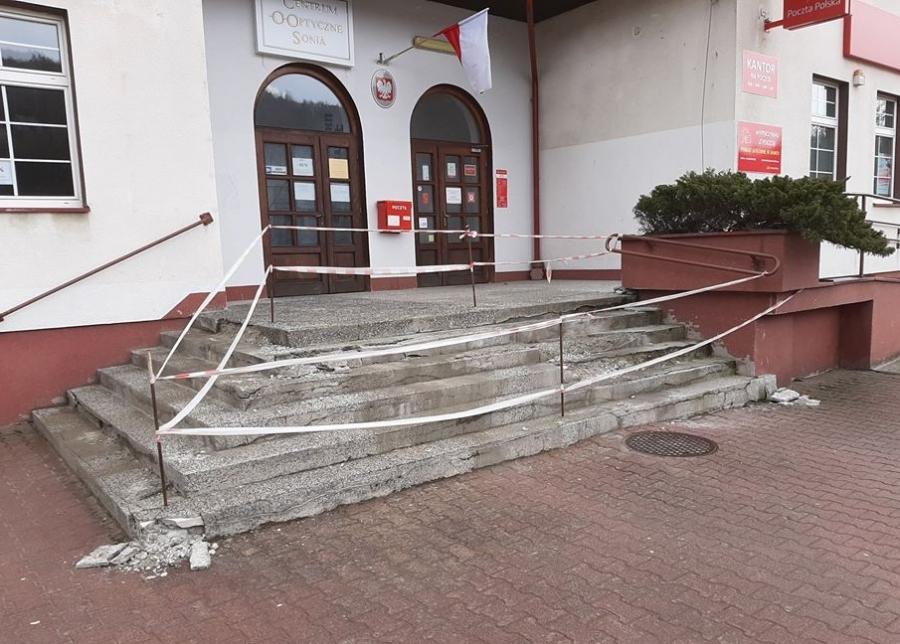 Schody w rozsypce i góry śmieci