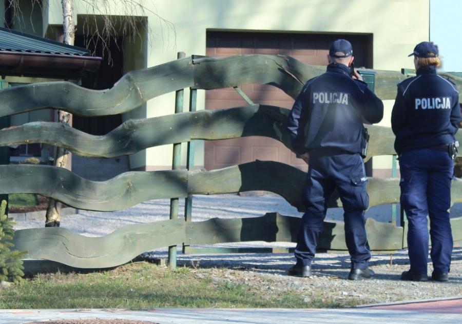 Suscy policjanci sprawdzają czy osoby poddane kwarantannie przestrzegają jej warunków