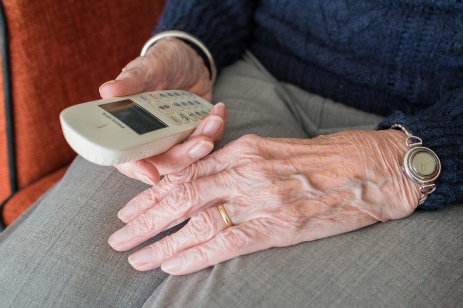 Wojewoda małopolski uruchamia specjalną infolinię dla seniorów