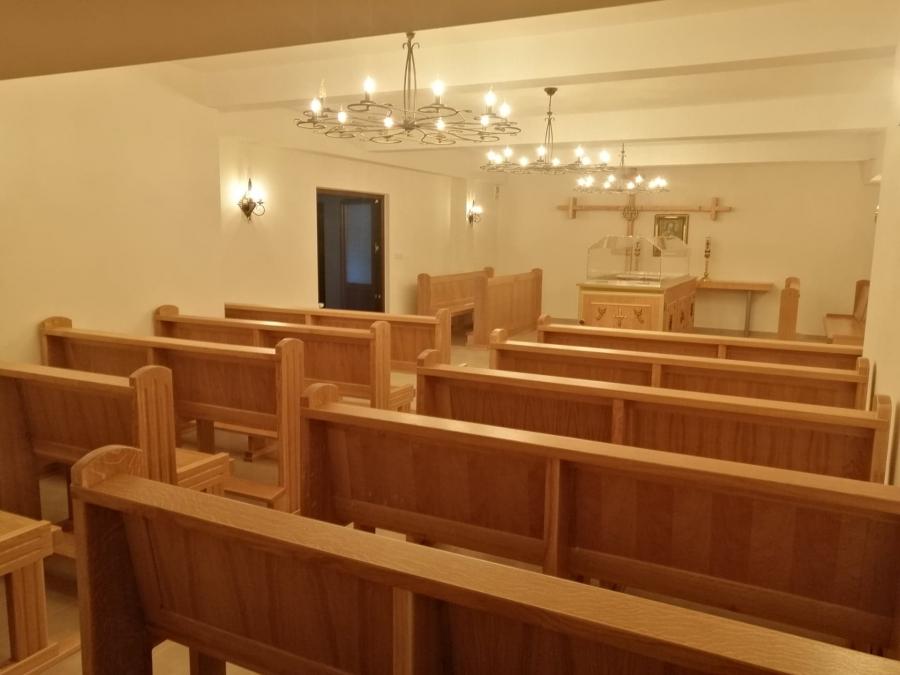 Nowe ławki w Domu Pogrzebowym