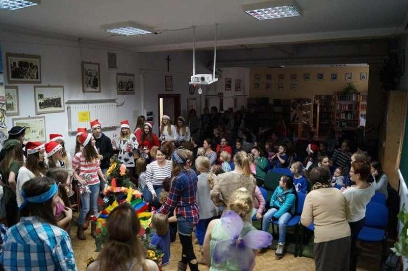 Radosne spotkanie z Mikołajem i ekipą Piotrusia Pana