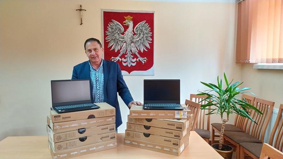 Uczniowie otrzymają laptopy do nauki