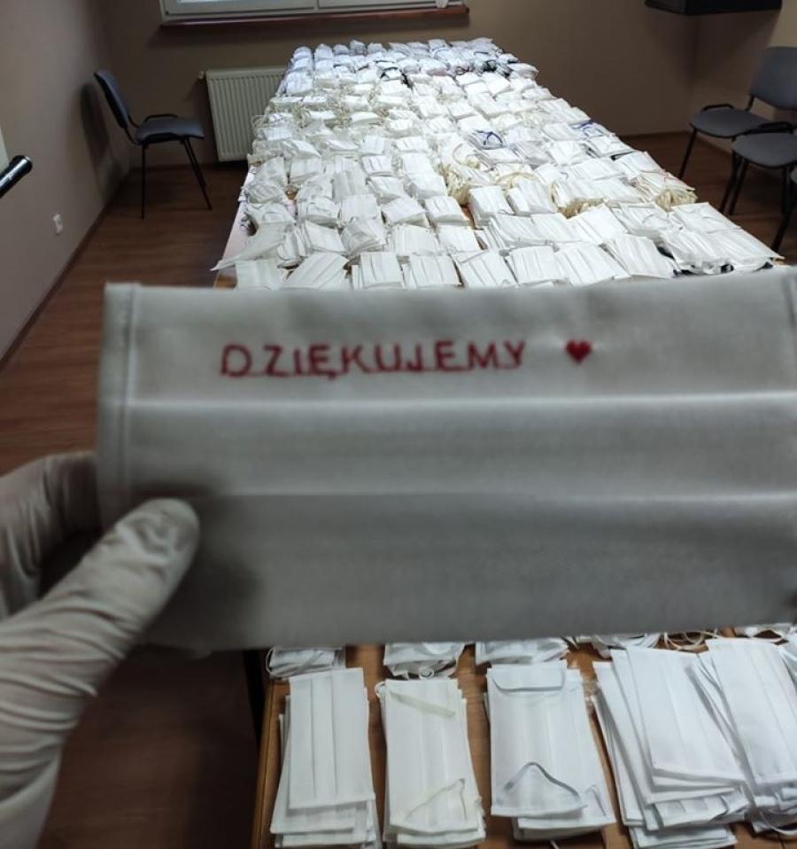 Żołnierze i strażacy uszyli maseczki