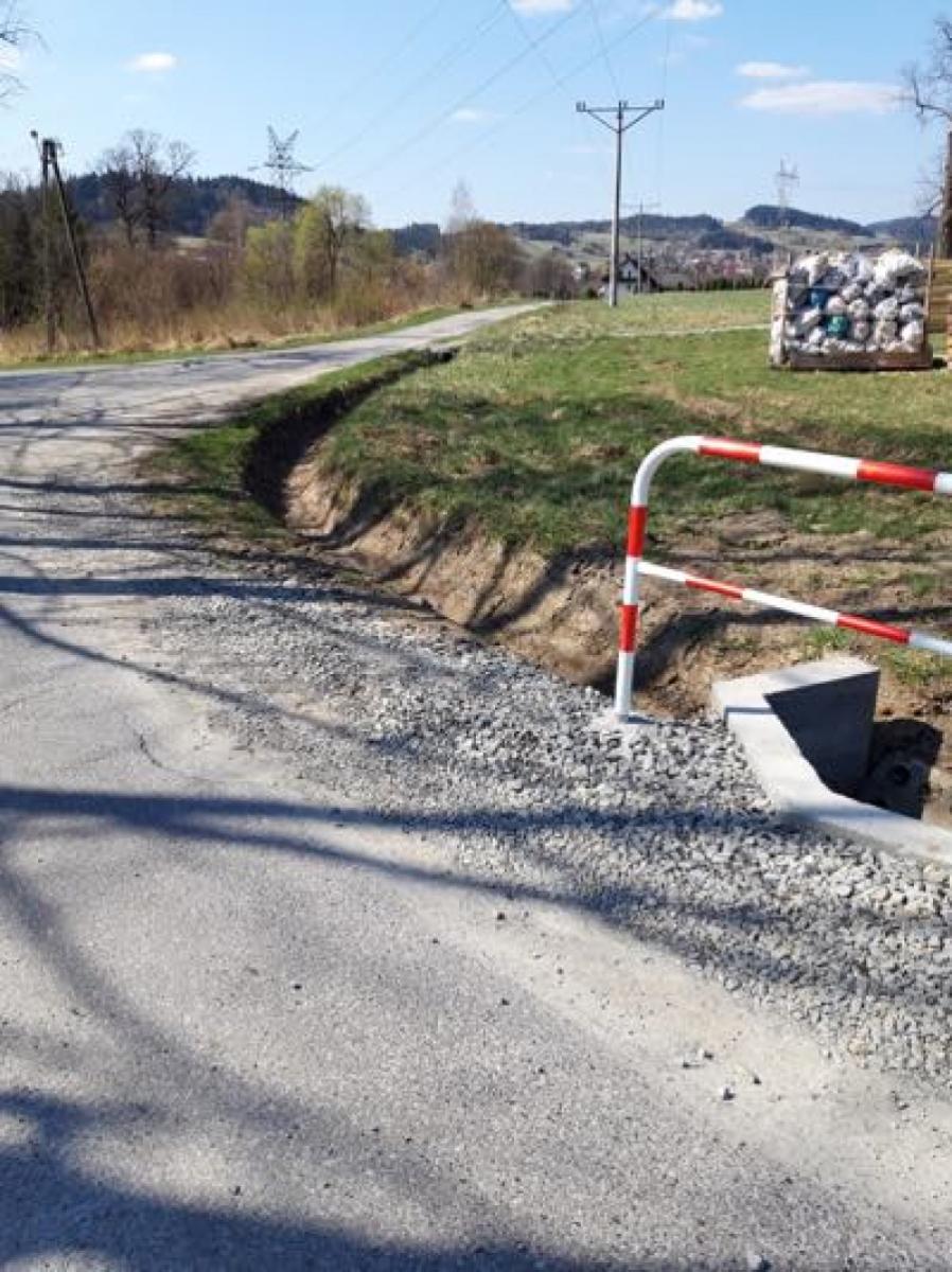 Udrożniono rowy na gminnych drogach