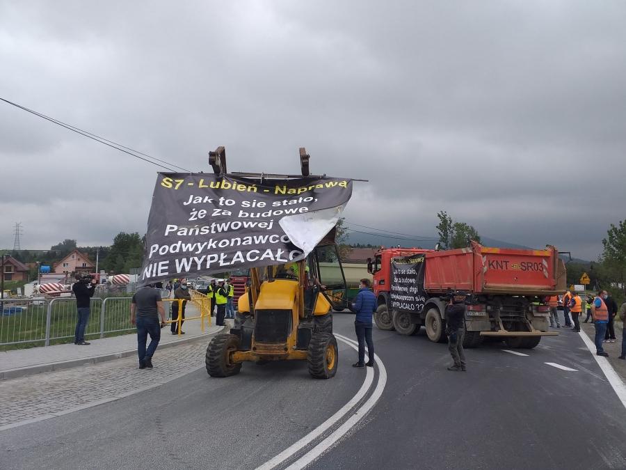 W proteście budowlańcy zablokowali drogę