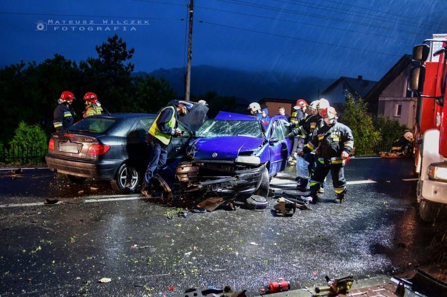 (AKTUALIZACJA) Wypadek w Makowie Podhalańskim - siedem osób trafiło do szpitala