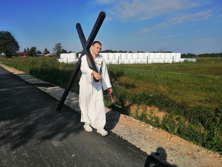 Z krzyżem na ramionach przejdzie przez powiat suski