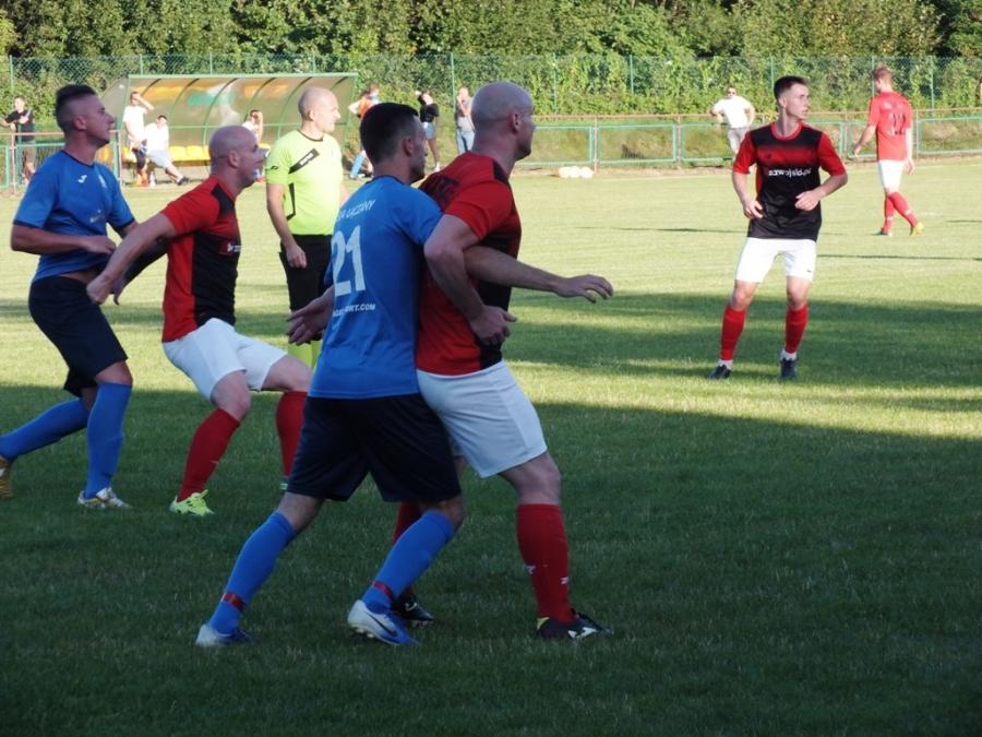 Piłkarski weekend: Naroże i Żuraw prężą muskuły, Strzelec na remis, sparing w Zembrzycach