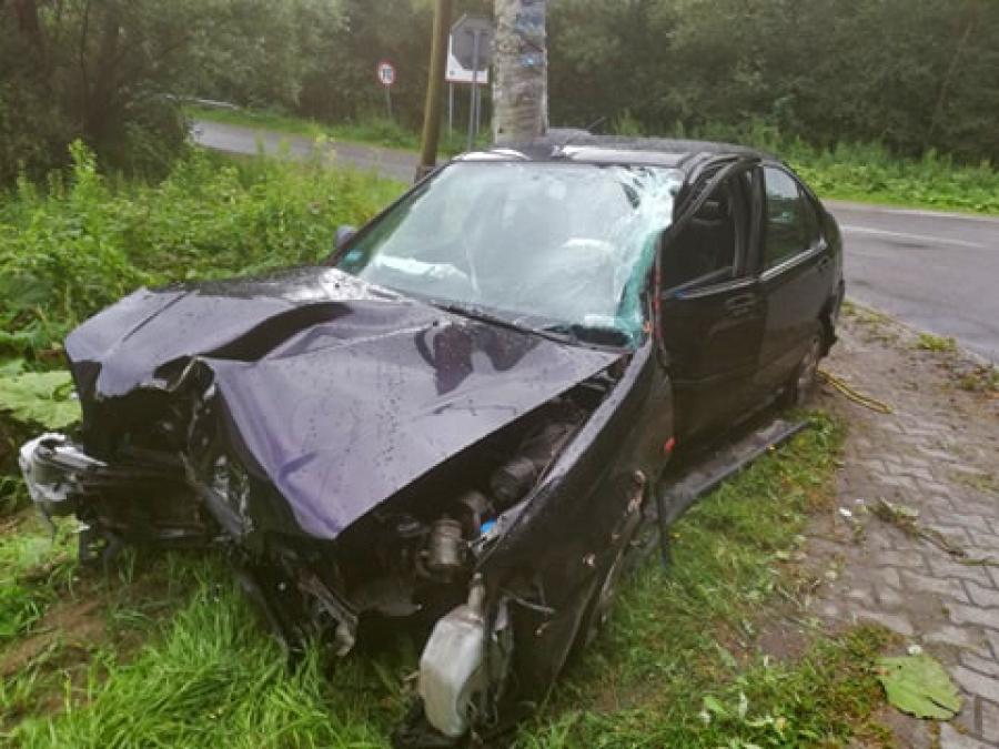 Nocna kraksa w Zembrzycach. Solidne uderzenie w słup mogło skończyć się gorzej