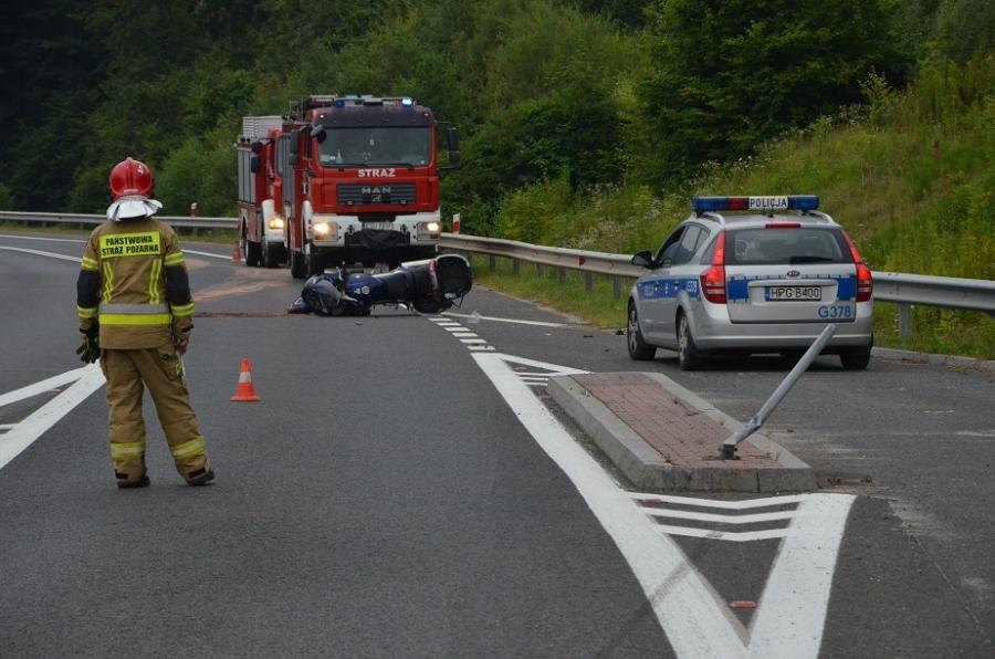 Rozbił się na barierze. Poważne skutki niedostosowania prędkości.