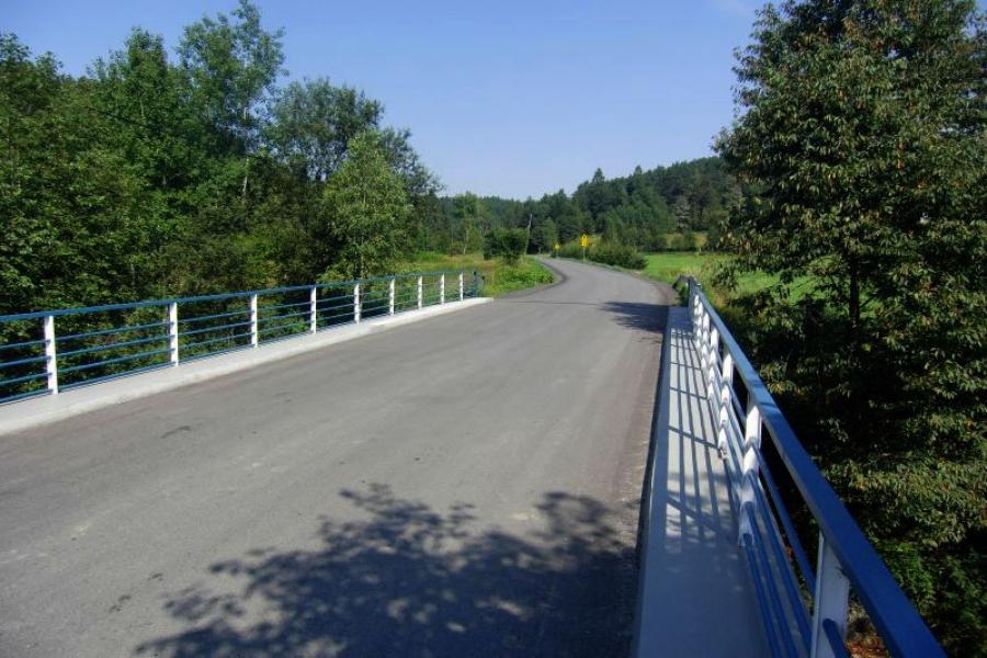 Zajęli się nie tylko drogą. Jeździ się jak po stole
