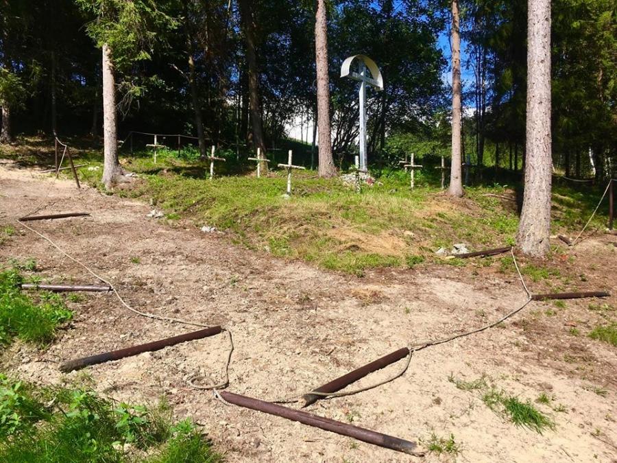 Ktoś zdemolował cmentarz w Lachowicach! I jeszcze zapalił na nim.... ognisko!