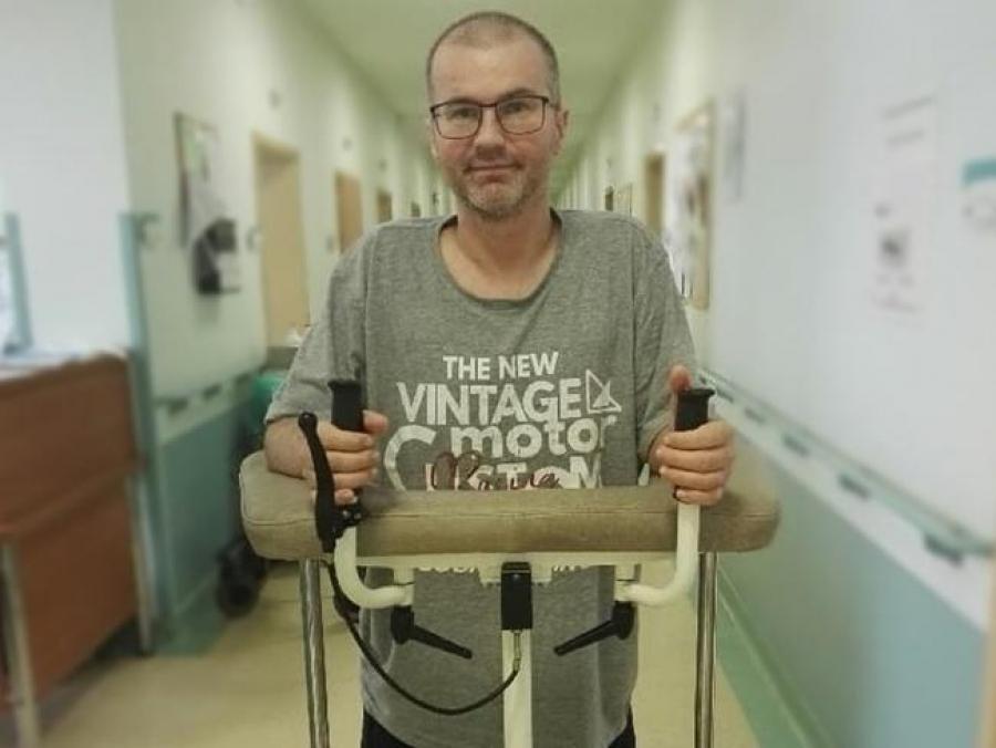 Dzieciaki śpiewają dla Wieśka,  który przeżył poważny wypadek
