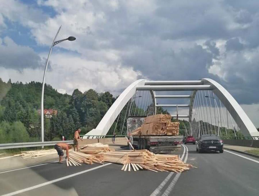 Drewniane łaty runęły na krajową 28