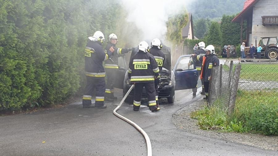 Skawica: Płomienie buchnęły spod maski