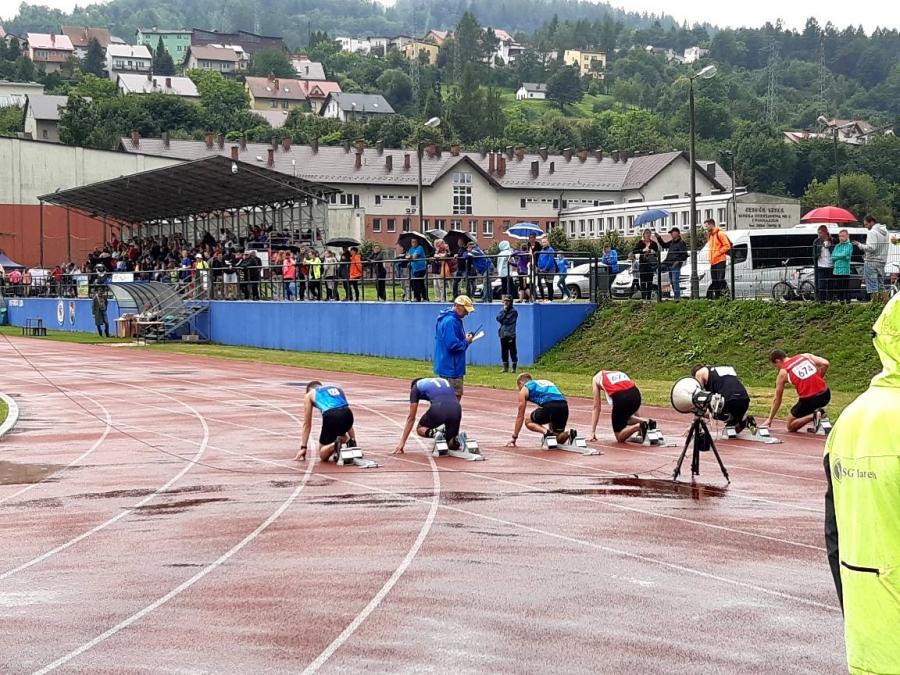 Lekkoatletyczne zmagania w Suchej Beskidzkiej / pogoda nie przeszkodziła w osiąganiu bardzo dobrych wyników