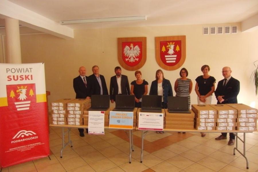 Przekazanie komputerów w ramach projektu „Zdalna szkoła”