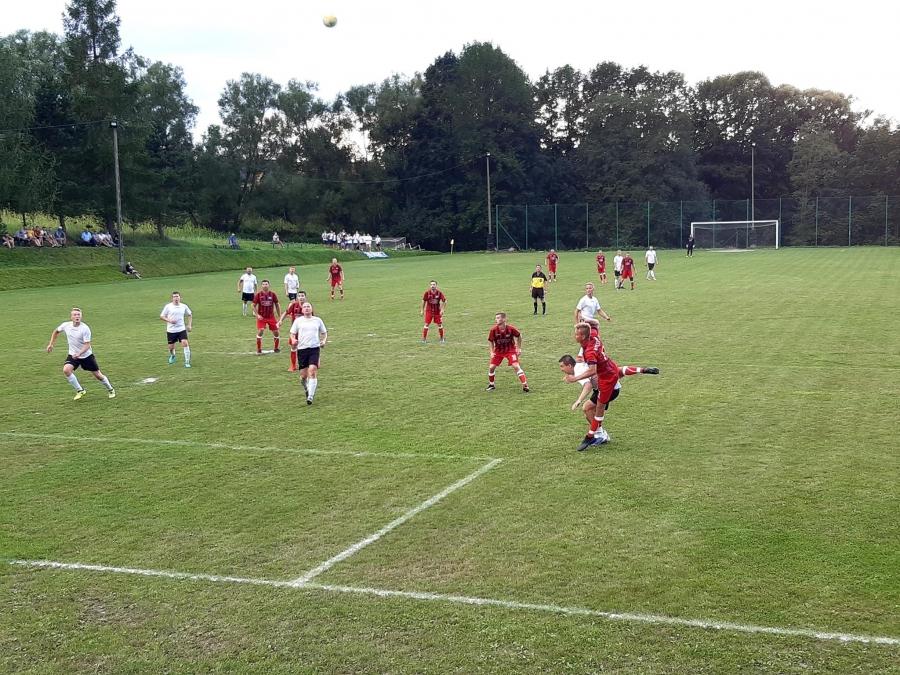 Piłkarski weekend: Dużo walki, mało gry w Krzeszowie, Tempo pozbawia złudzeń Sokoła w pierwszej  połowie, Bystra strzela osiem goli