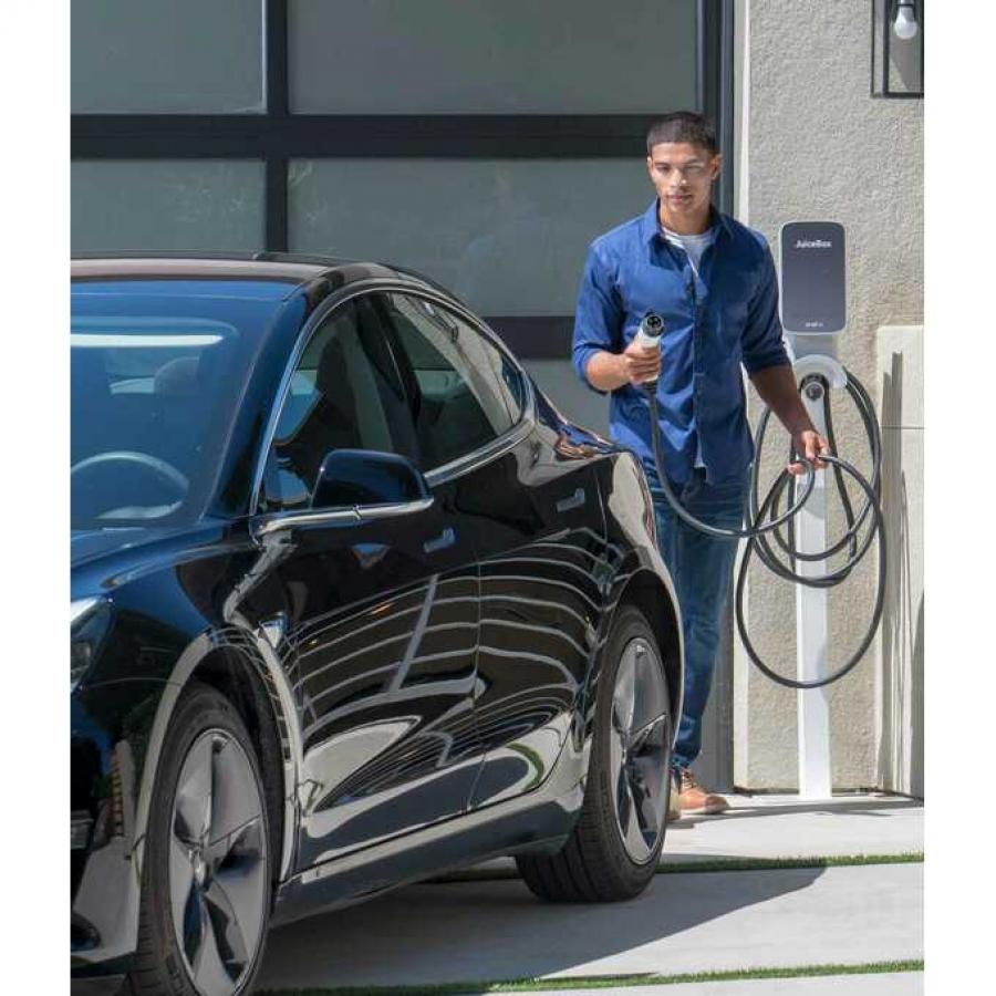 Wady i zalety samochodów elektrycznych. Jak często trzeba ładować taki pojazd?