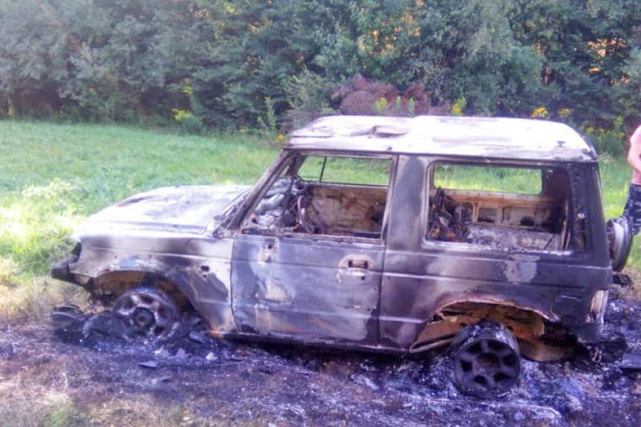 Pojechali na włam do banku skradzionym autem, a potem je spalili